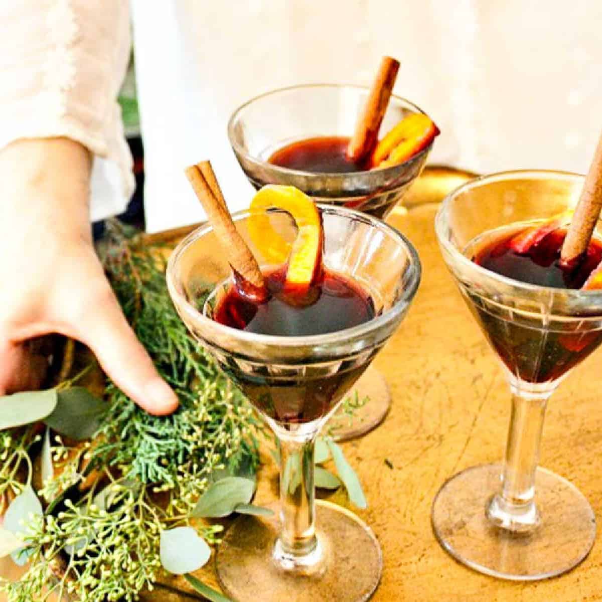 https://www.delicioustable.com/wp-content/uploads/2020/12/Mulled-Wine-featured.jpg