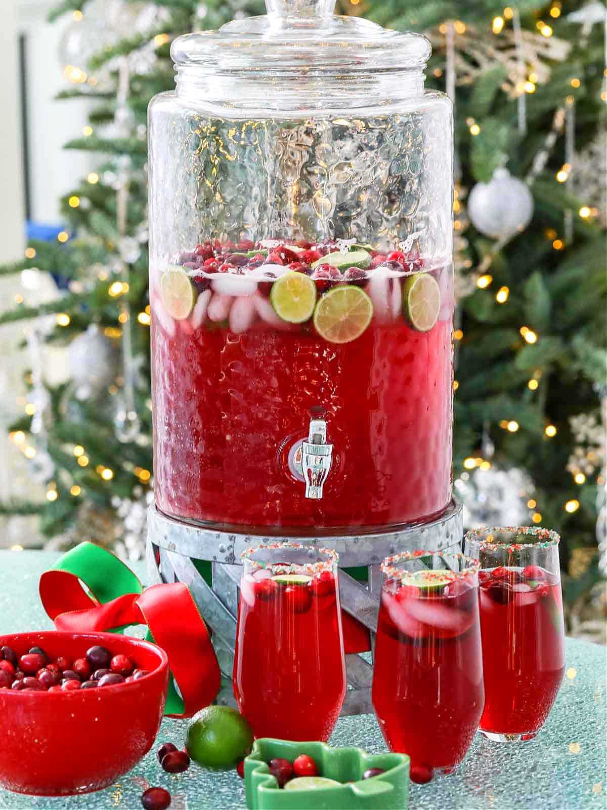 https://www.delicioustable.com/wp-content/uploads/2021/12/Christmas-Punch-with-glasses-1.jpg