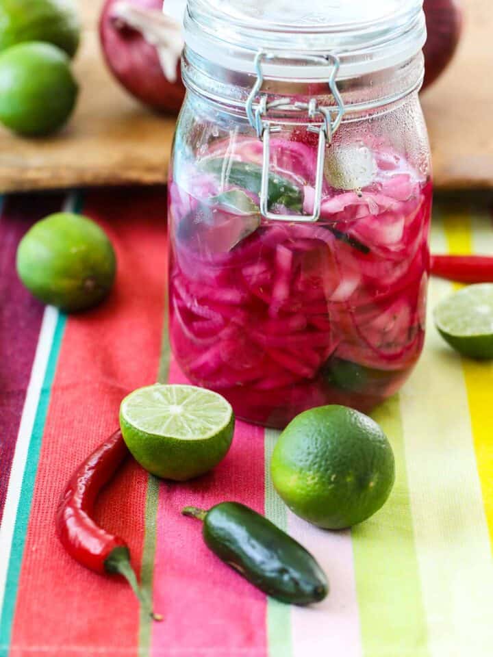 Mexican Pickled Red Onions Recipe (Quick & Easy) - Delicious Table