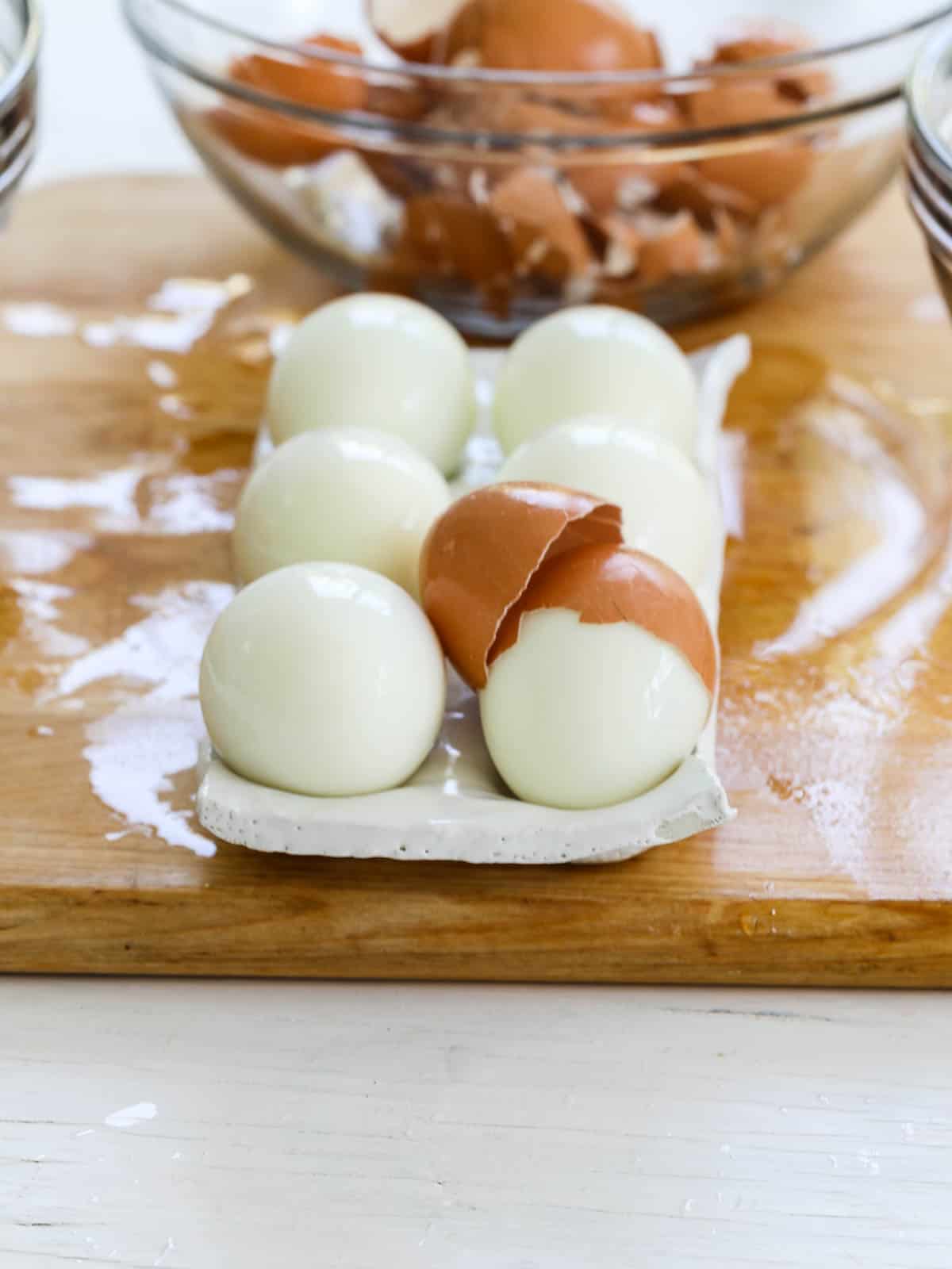 https://www.delicioustable.com/wp-content/uploads/2022/04/Steamed-hard-boiled-eggs-in-a-ceramic-tray.jpg