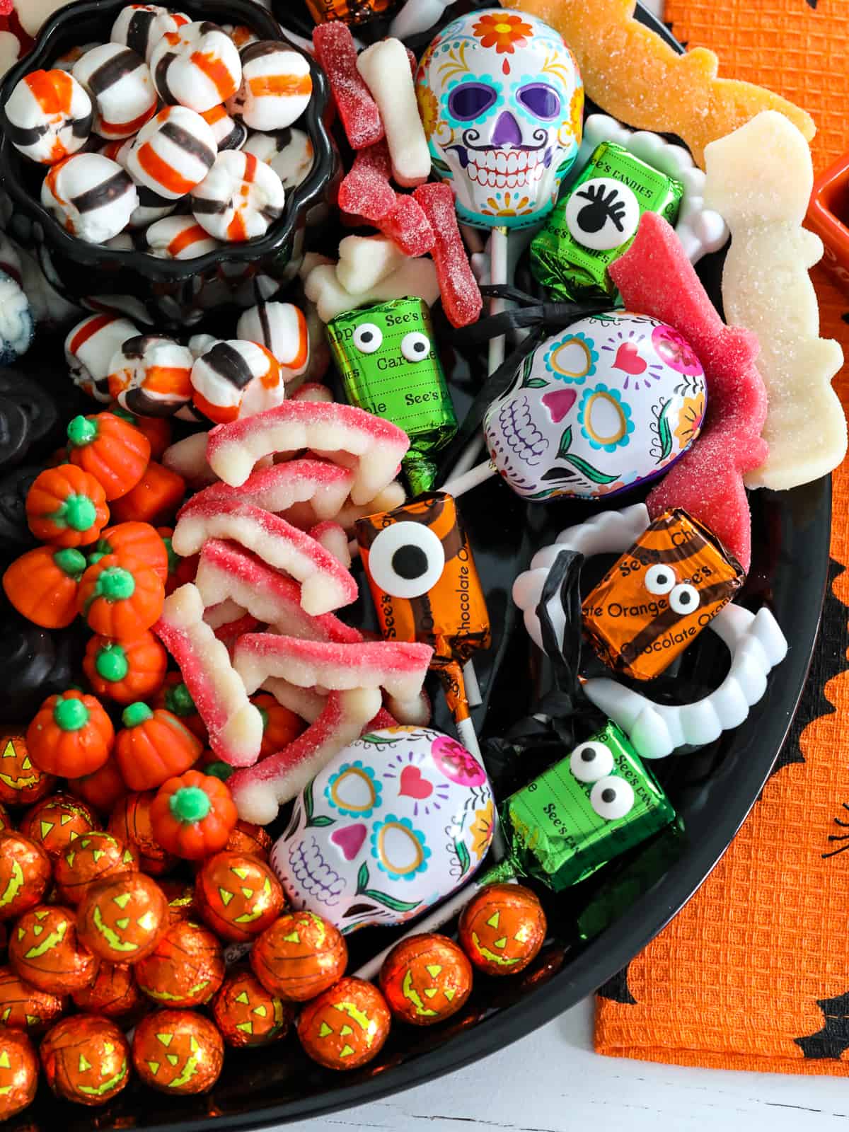 https://www.delicioustable.com/wp-content/uploads/2022/10/Halloween-candy-board-filled-with-sweet-treats.jpg